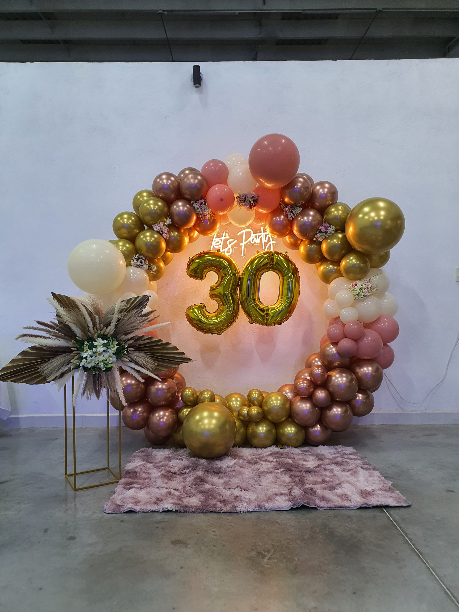 Arco de globos del paquete Diseñ.alo Plus con figura y números