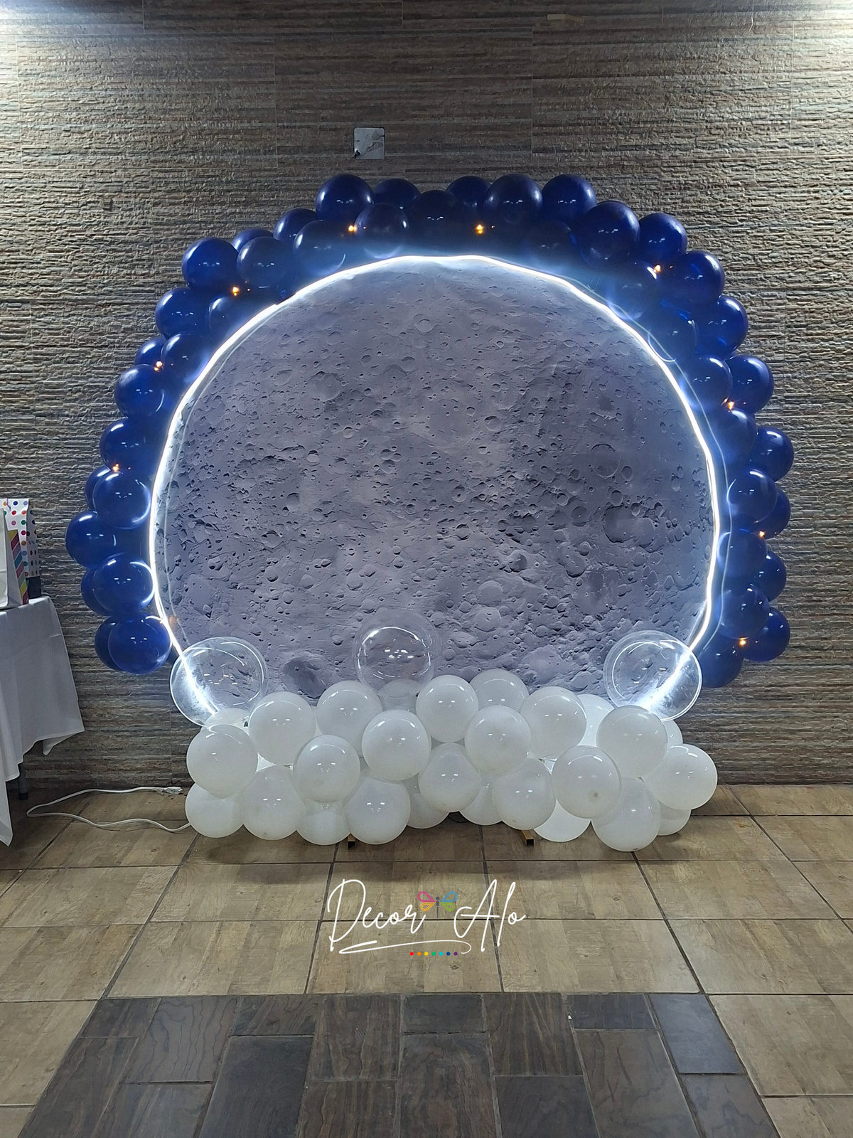 Arco de globos con naturaleza artificial